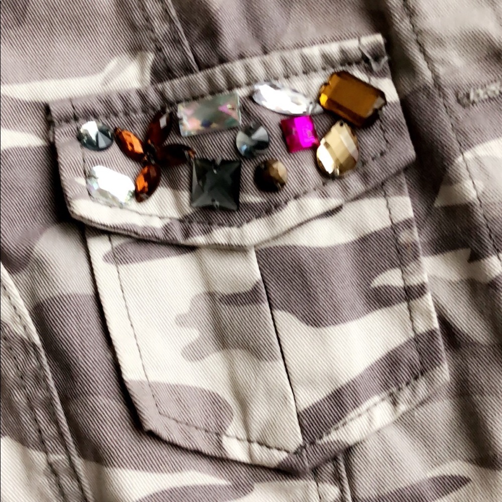 Buckle camo jacket & layering tops - Picture 2 of 6